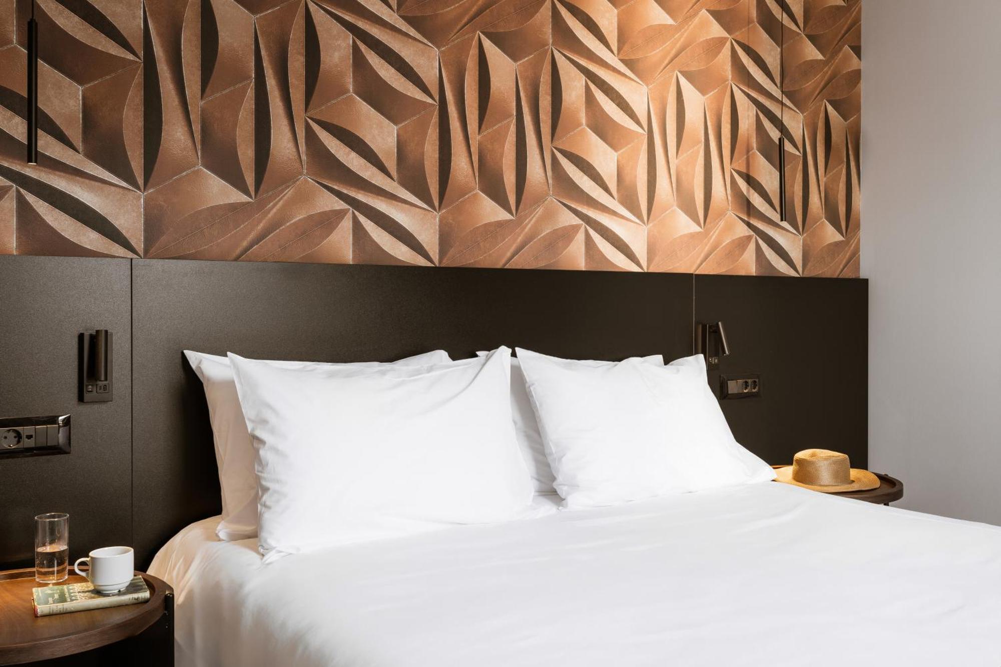 Habitación con cama extragrande y balcón